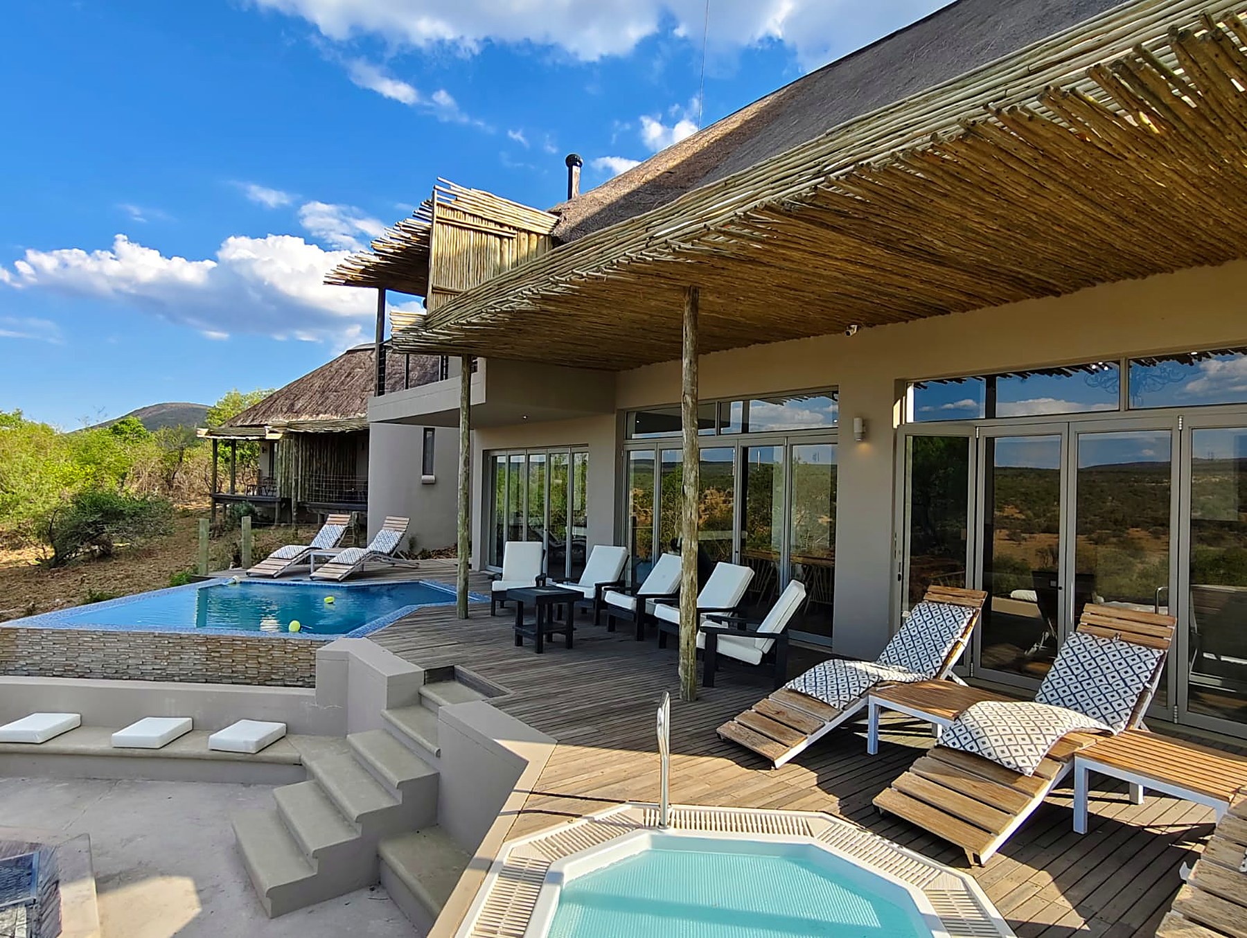 Sithrah Lodge infinity pool, jacuzzi and sun loungers overlooking the bushveld